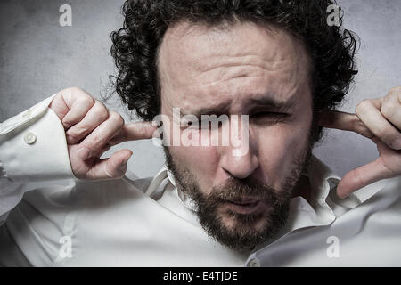 Unternehmer über seine Ohren, Mann im weißen Hemd mit lustige Ausdrücke Stockfoto