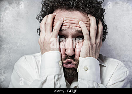 Angst, Mann im weißen Hemd mit lustige Ausdrücke Stockfoto