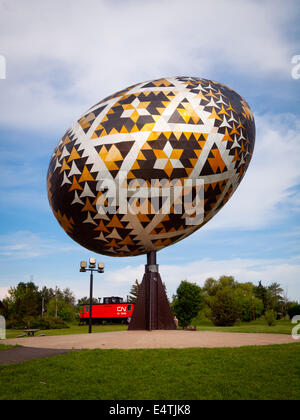 Das Vegreville Ei, ein Riese (weltweit größte) Skulptur Pysanka, ein Osterei Ukrainisch-Stil. Vegreville, Alberta, Kanada. Stockfoto