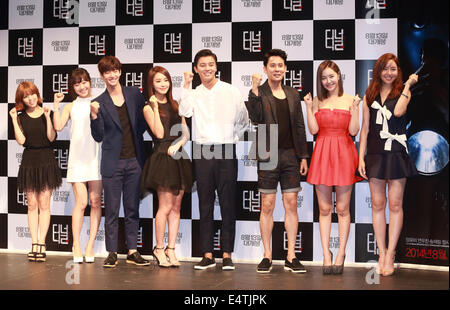 Do-Hee(Tiny-G), Lee Si-Won, Song Jae-Lim Jeong Yu-Mi, Yeon Woo-Jin, Lee Jae-Hee, Woo-Hee(DAL SHABET) und Jung Si-Yeon, 16. Juli 2014: (L-R), südkoreanische Sängerin und Schauspielerin Dohee, Mitglied der Girlgroup Tiny-G, Schauspielerin Lee Si-Won, Schauspieler Song Jae-Lim, Schauspielerin Jeong Yu-Mi, Schauspieler Yeon Woo-Jin, Schauspieler Lee Jae-Hee, Sängerin und Schauspielerin Woohee, Mitglied der Girlgroup Dal Shabet und Sängerin und Schauspielerin Jung Si-Yeon, während einer Präsentation für ihren neuen Film darstellen , Der Tunnel, in Seoul, Südkorea. © Lee Jae-Won/AFLO/Alamy Live-Nachrichten Stockfoto