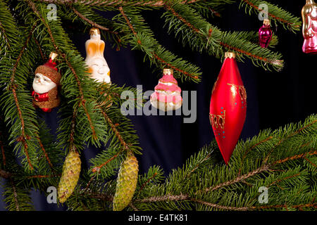 Weihnachten Tannenbaum mit bunten Lichtern und Dekorationen vor einem dunklen Hintergrund. Stockfoto