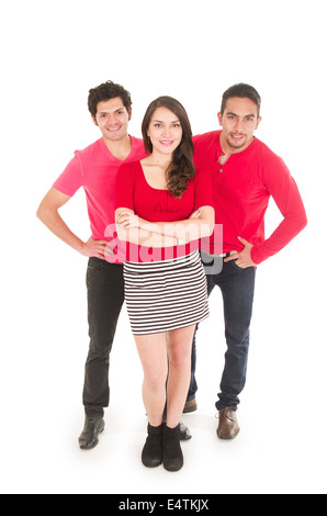 zwei Männer und ein junges Mädchen gekleidet in roten posiert Stockfoto