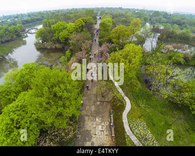 (140717)--HANGZHOU, 17. Juli 2014 (Xinhua)--Luftbild aufgenommen am 2. April 2014 zeigt die Frühling Landschaft des Feuchtgebietes Xixi in Hangzhou, Hauptstadt der ostchinesischen Provinz Zhejiang. (Xinhua/Xu Yu) (Hpj) Stockfoto