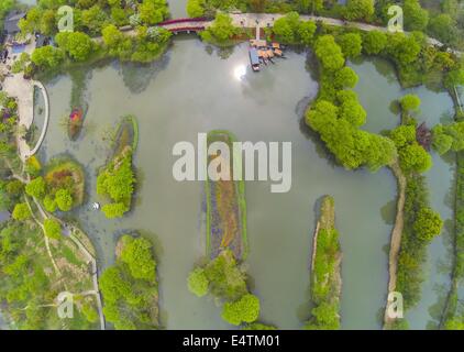 (140717)--HANGZHOU, 17. Juli 2014 (Xinhua)--Luftbild aufgenommen am 2. April 2014 zeigt die Frühling Landschaft des Feuchtgebietes Xixi in Hangzhou, Hauptstadt der ostchinesischen Provinz Zhejiang. (Xinhua/Xu Yu) (Hpj) Stockfoto