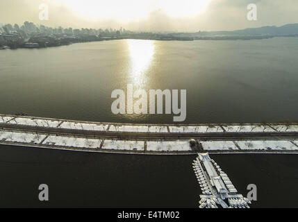 (140717)--HANGZHOU, 17. Juli 2014 (Xinhua)--Luftbild, aufgenommen am 10. Februar 2014 zeigt Winterschnee der Westsee in Hangzhou, Hauptstadt der ostchinesischen Provinz Zhejiang. (Xinhua/Xu Yu) (Hpj) Stockfoto