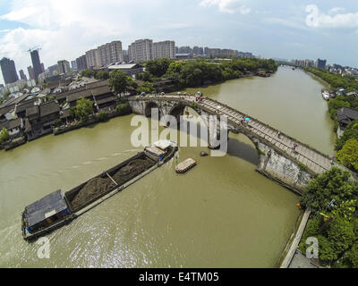 (140717)--HANGZHOU, 17. Juli 2014 (Xinhua)--Luftbild aufgenommen am 12. Juli 2014 zeigt die Gongchen Brücke am Canal Grande Chinas in Hangzhou, Hauptstadt der ostchinesischen Provinz Zhejiang. (Xinhua/Xu Yu) (Hpj) Stockfoto