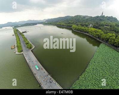 (140717)--HANGZHOU, 17. Juli 2014 (Xinhua)--Luftbild aufgenommen am 9. Juli 2014 zeigt die Bai Causeway in Hangzhou, Hauptstadt der ostchinesischen Provinz Zhejiang. (Xinhua/Xu Yu) (Hpj) Stockfoto