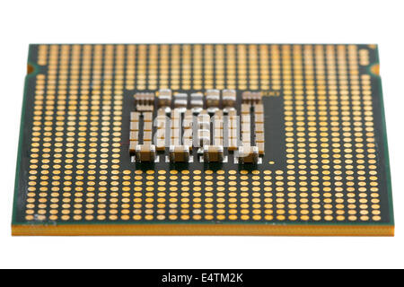 der Prozessor des Computers auf einem weißen Hintergrund ist isoliert gold Farbe mit eine batteriegestützte Stockfoto