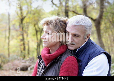 Paar im Wald Stockfoto