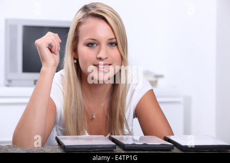 Teenager-Mädchen DVD Auswahl Stockfoto