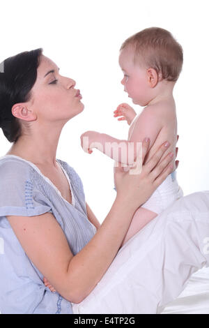 Frau küssen ihr baby Stockfoto