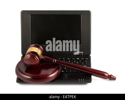 Hölzerne Hammer auf einer Laptoptastatur Stockfoto