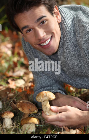 Mann, sammeln von Pilzen Stockfoto