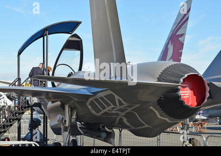 Farnborough, Hampshire, UK. 16. Juli 2014. Besucher der 2014 Farnborough Airshow waren enttäuscht, dass sie nur eine Mock-up der neuen Lockheed Martin F-35 "Lightning II" Joint Strike Fighter sehen konnte. Washington entschieden war es zu riskant, realen Flugzeug über den Atlantik über Ängste zu fliegen, nachdem das Modell den letzten Triebwerksbrand erlitt. Das Flugzeug wird voraussichtlich auf Großbritanniens neuen Flugzeugträgern eingesetzt werden und ist der weltweit teuersten Waffen Projektkalkulation ca. 400 Mrd. $ (£233bn). Bildnachweis: Steve Nichols/Alamy Live-Nachrichten Stockfoto