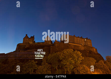 Edinburgh, Schottland. 17. Juli 2014. Guerilla-Stil Projektion auf Edinburgh Castle anlässlich die Veröffentlichung von DAWN OF THE PLANET OF THE APES. Projektion von PsLIVE in Auftrag gegeben. Edinburgh, Schottland, UK, 17. Juli 2014 Credit: GARY DOAK/Alamy Live-Nachrichten Stockfoto