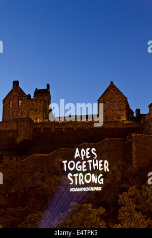 Edinburgh, Schottland. 17. Juli 2014. Guerilla-Stil Projektion auf Edinburgh Castle anlässlich die Veröffentlichung von DAWN OF THE PLANET OF THE APES. Projektion von PsLIVE in Auftrag gegeben. Edinburgh, Schottland, UK, 17. Juli 2014 Credit: GARY DOAK/Alamy Live-Nachrichten Stockfoto