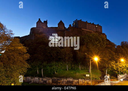 Edinburgh, Schottland. 17. Juli 2014. Guerilla-Stil Projektion auf Edinburgh Castle anlässlich die Veröffentlichung von DAWN OF THE PLANET OF THE APES. Projektion von PsLIVE in Auftrag gegeben. Edinburgh, Schottland, UK, 17. Juli 2014 Credit: GARY DOAK/Alamy Live-Nachrichten Stockfoto