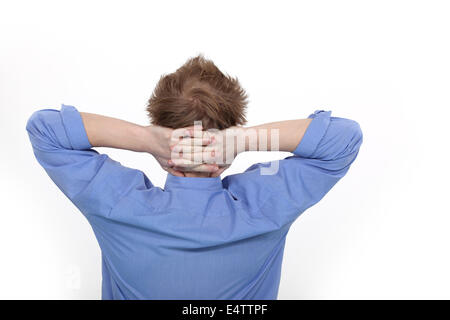 Mann mit seine Hände hinter seinem Nacken Stockfoto