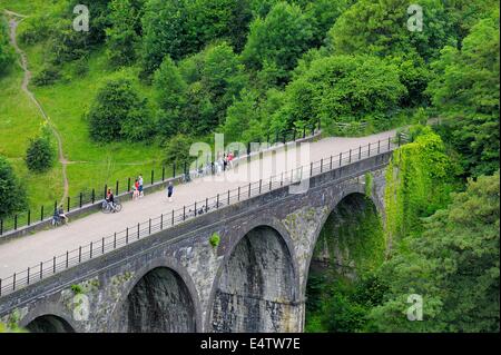 Monsal Kopf Derbyshire Peak District England Vereinigtes Königreich Leute auf dem Grabstein-Viadukt Stockfoto