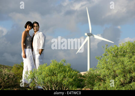 Paar Stand am Windpark Stockfoto