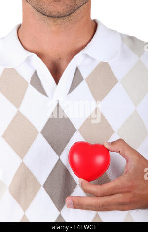 Mann mit herzförmigen Schachtel Stockfoto