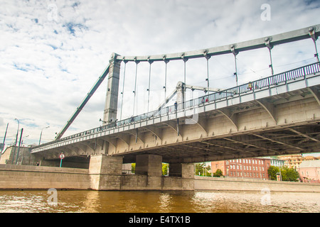 Krymsky Brücke am Moskwa-Fluss im Sommer Stockfoto