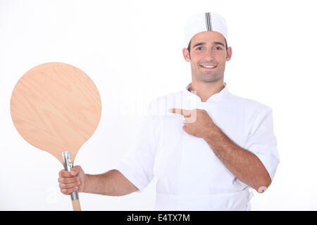 Mann hält ein Pizzaschieber Stockfoto