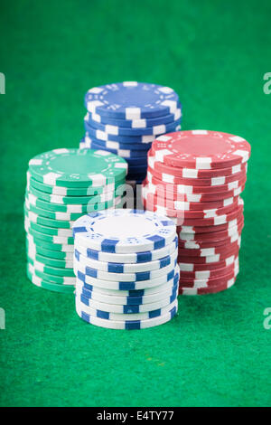 Poker-Chips am grünen Tisch Stockfoto