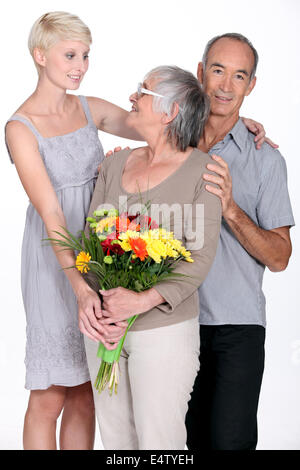 Mutter mit Blumen Stockfoto