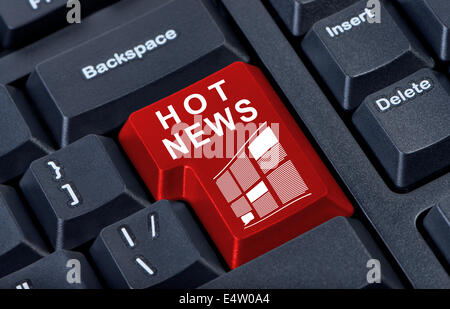 Brandheiße News rote Taste der Computertastatur. Stockfoto