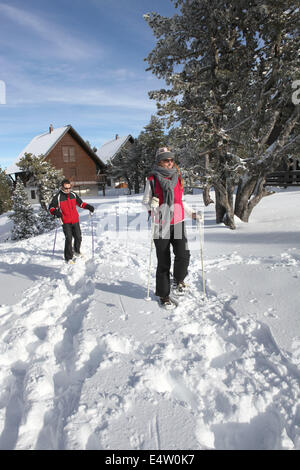 Paare, die auf Schneeschuhen Stockfoto