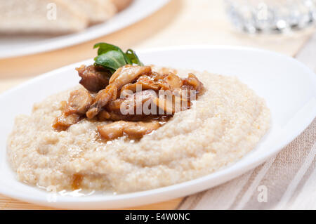 Porridge mit gebratenen Pilzen. Stockfoto
