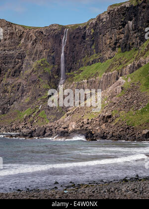 Hohe Klippe Wasserfall, Talisker Bay, Isle of Skye, Schottland, Großbritannien Stockfoto