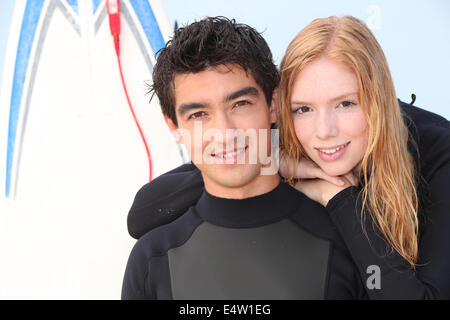 Zwei junge Surfer in Neoprenanzüge Stockfoto