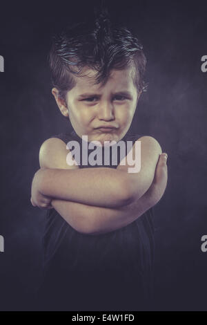 Junge mit slicked zurück Haar, lustige und ausdrucksstarke Stockfoto