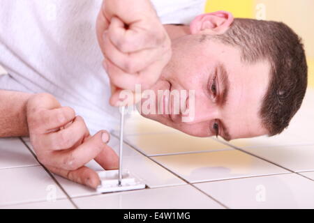 Handwerker, die Schrauben einer Steckdose Stockfoto
