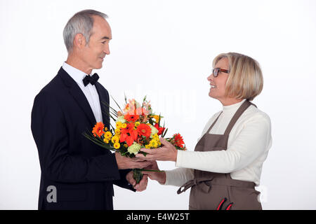 Mann Blumen kaufen Stockfoto