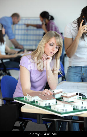 ein Architekt arbeitet an Modellen Stockfoto