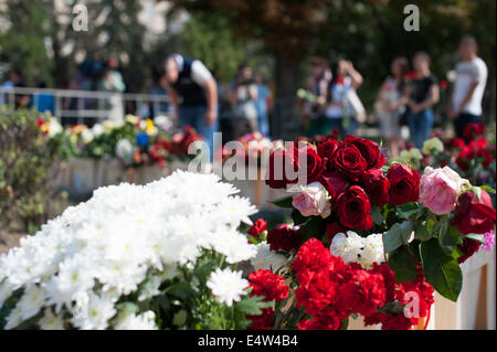 Moskau, Russland. 17. Juli 2014. Menschen legen Blumen für die Opfer der Moskauer u-Bahn Entgleisung, ihr Beileid in Moskau, 17. Juli 2014 zu vermitteln. Mindestens 22 Menschen starben und Hunderte mehr wurden verletzt in einer u-Bahn Zugentgleisung in Moskau am Dienstag. Bildnachweis: Dai Tianfang/Xinhua/Alamy Live-Nachrichten Stockfoto