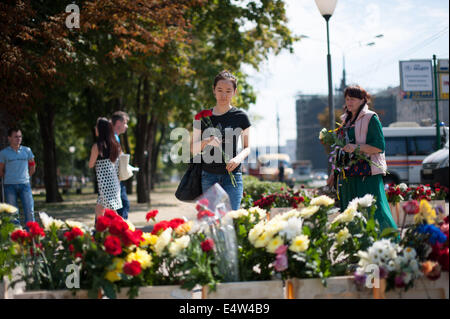 Moskau, Russland. 17. Juli 2014. Eine Mädchen legt Blumen für die Opfer der Moskauer u-Bahn Entgleisung, ihr Beileid in Moskau, 17. Juli 2014. Mindestens 22 Menschen starben und Hunderte mehr wurden verletzt in einer u-Bahn Zugentgleisung in Moskau am Dienstag. Bildnachweis: Dai Tianfang/Xinhua/Alamy Live-Nachrichten Stockfoto