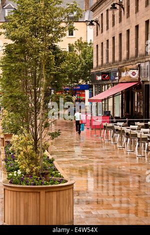 Porträt von bunten Reflexionen entlang der Straßen der Stadt an einem regnerischen Tag in Dundee, Großbritannien Stockfoto