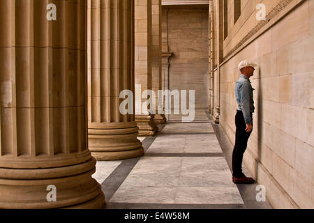 Eine Kunst Entertainer Herr James alles stehende Gesicht zur Wand in der Caird Hall präsentiert sein neue Projekt in Dundee, Großbritannien Stockfoto