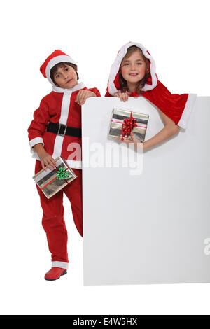 Kinder in Weihnachtsmann Kostüme gekleidet Stockfoto