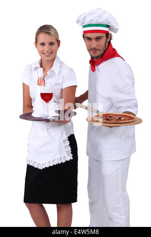 Neben Wein Kellnerin Pizzabäcker Stockfoto