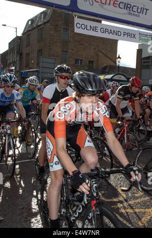 Colne, Lancashire, UK 16. Juli 2014.  Martin Woffindin Rider Cycle Sport Kendal in der Colne Grand Prix Radrennen 2014. Das Rennen ist Teil der britischen Radfahren Elite National Circuit Serie und fand auf einer geschlossen-Straße 800m Rundkurs Colnes One-way-System, wodurch für eine schnelle, spannende Spektakel. Als eine Runde der nationalen Elite-Serie teilnehmen die Top-Fahrer des Landes.  Bildnachweis: Mar Photographics/Alamy Live-Nachrichten. Stockfoto