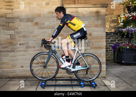 Variabler Widerstand Bike trainer Radfahren Walzen in Colne, Lancashire, UK, 16. Juli 2014. James Sampson 'Haribo Beacon' Cycling Team an der Colne Grand Prix Radrennen 2014. Das Rennen ist ein Teil der British Cycling Elite nationalen Stromkreis Serie und fand auf einem geschlossenen Straße 800 m Strecke rund um Colne auf 1-Wege System, was für eine schnelle, aufregende Spektakel. In der Runde der nationalen Elite Serie, die Spitzenreiter im Land teilnehmen. Stockfoto