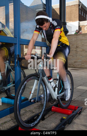 Mehrere Variablen Widerstand Bike trainer Radfahren Walzen in Colne, Lancashire, UK, 16. Juli 2014. Colne Grand Prix Radrennen 2014. Das Rennen ist ein Teil der British Cycling Elite nationalen Stromkreis Serie und fand auf einem geschlossenen Straße 800 m Strecke rund um Colne auf 1-Wege System, was für eine schnelle, aufregende Spektakel. In der Runde der nationalen Elite Serie, die Spitzenreiter im Land teilnehmen. Stockfoto