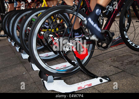 Mehrere Variablen Widerstand Bike trainer Radfahren Walzen in Colne, Lancashire, UK, 16. Juli 2014. Elite Ghibli parabolische Laufrollen am Colne Grand Prix Radrennen 2014. Das Rennen ist ein Teil der British Cycling Elite nationalen Stromkreis Serie und fand auf einem geschlossenen Straße 800 m Strecke rund um Colne auf 1-Wege System, was für eine schnelle, aufregende Spektakel. In der Runde der nationalen Elite Serie, die Spitzenreiter im Land teilnehmen. Stockfoto