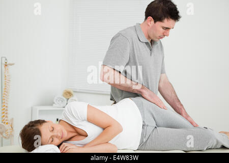 Blick auf den Oberschenkel des Patient Arzt Stockfoto