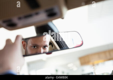 Mann in einem Innenraum Autospiegel Stockfoto